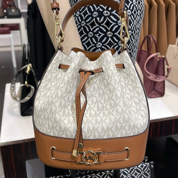 Michael Kors Reed Medium Belted Bucket Messenger Crossbody Handbag Vanilla MK - Picture 16 of 16